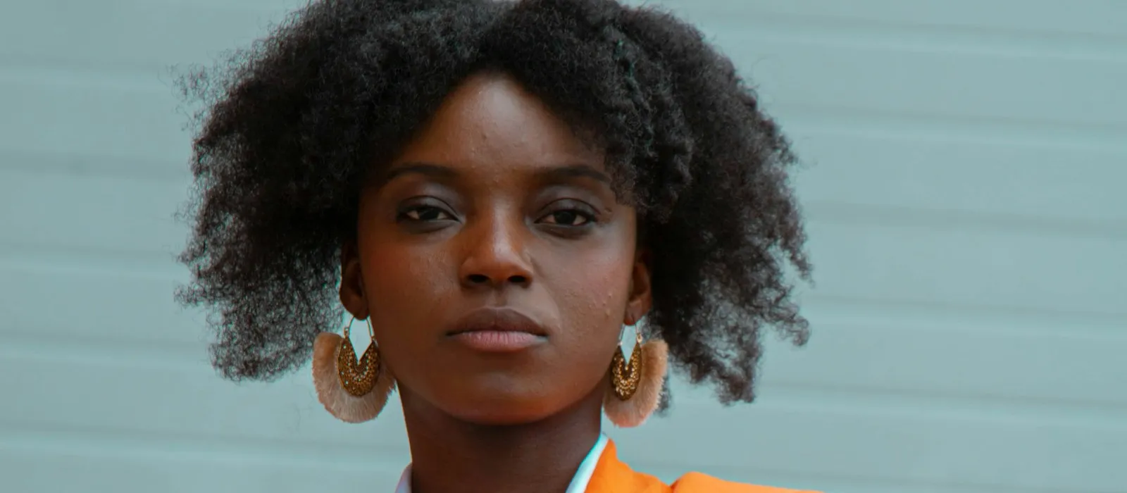 Femme au regard déterminé, bras croisés, illustration de l'exécution qui fait la différence