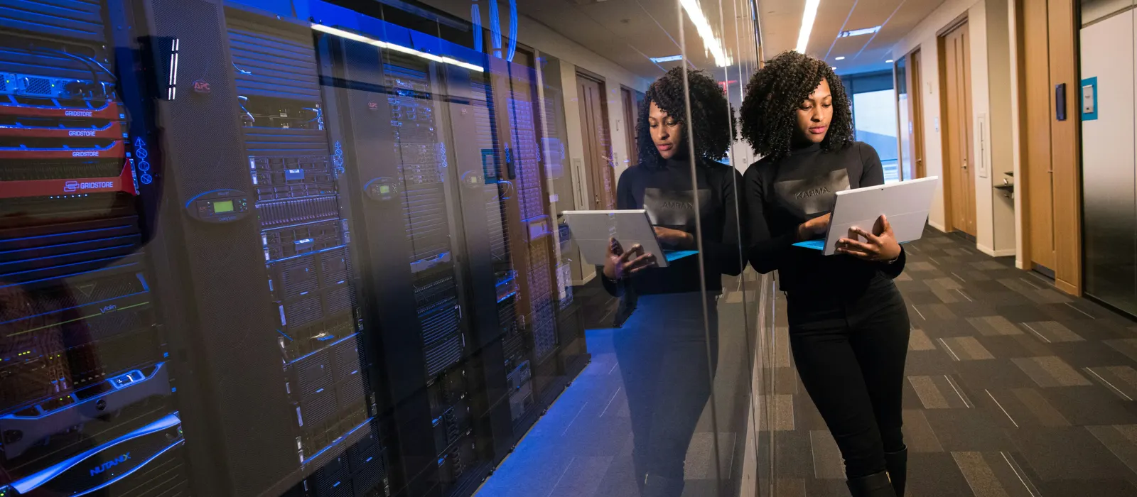 Deux femmes dans un data center, illustration de l'article femme dans la tech
