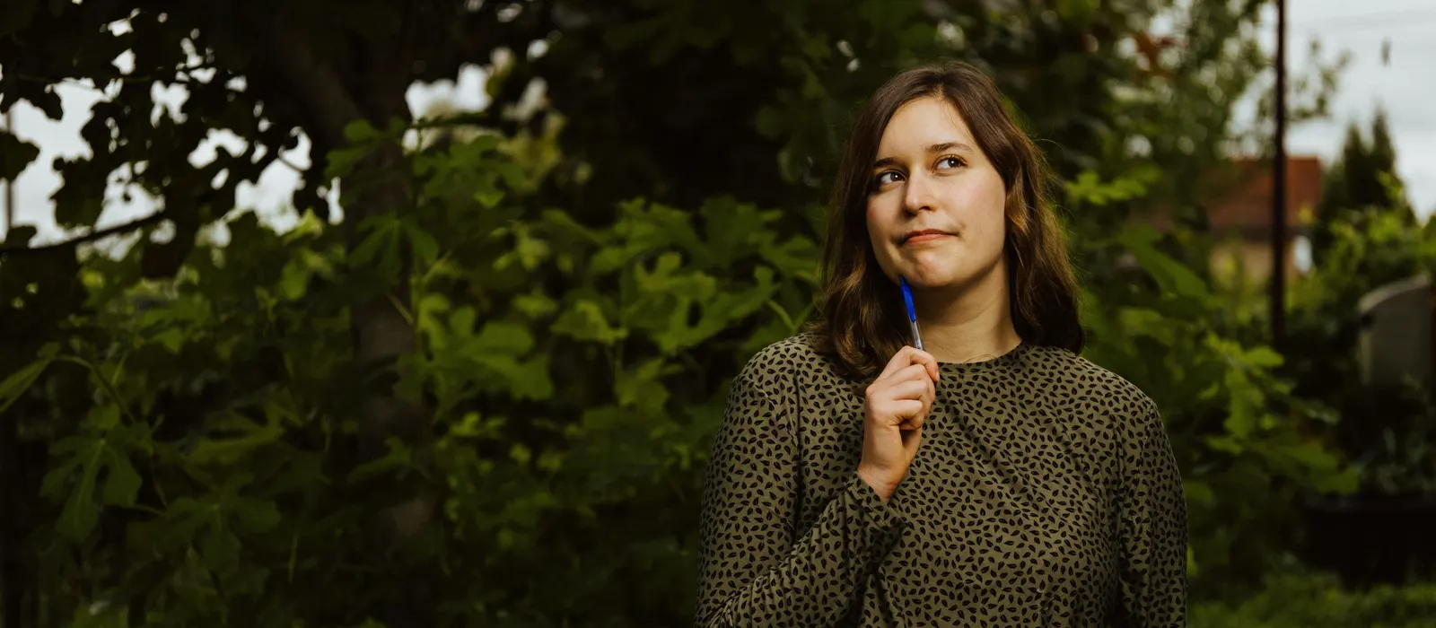 Femme pensive avec un carnet, illustration de la validation d'une idée de startup