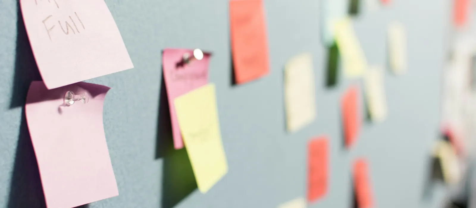Post-its colorés sur un mur, illustration de trop d'idées et zéro priorité