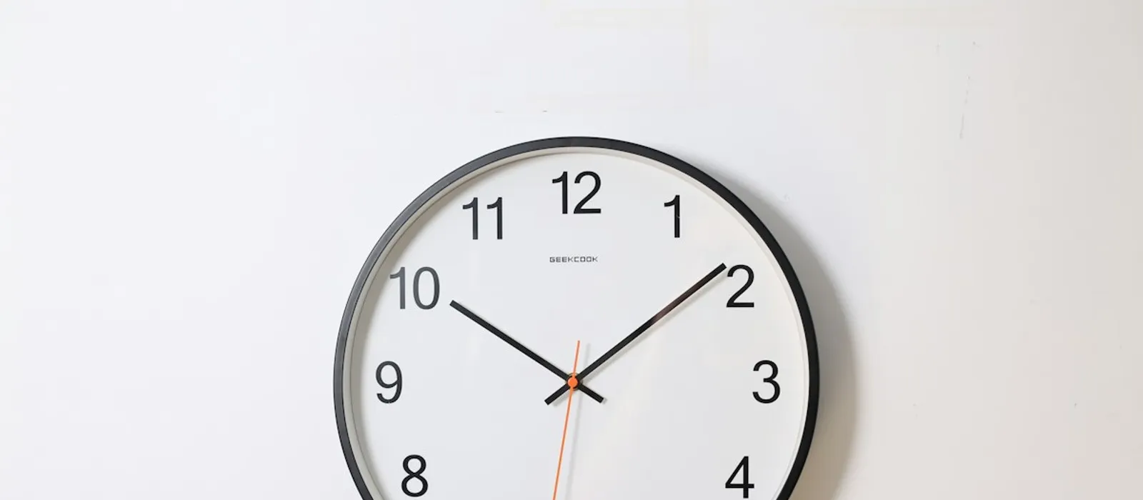 Une horloge ronde accrochée au mur