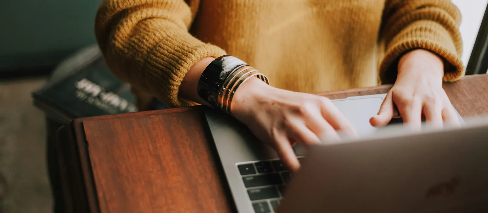 Mains sur un clavier d'ordinateur portable, illustration du no-code pour lancer une startup