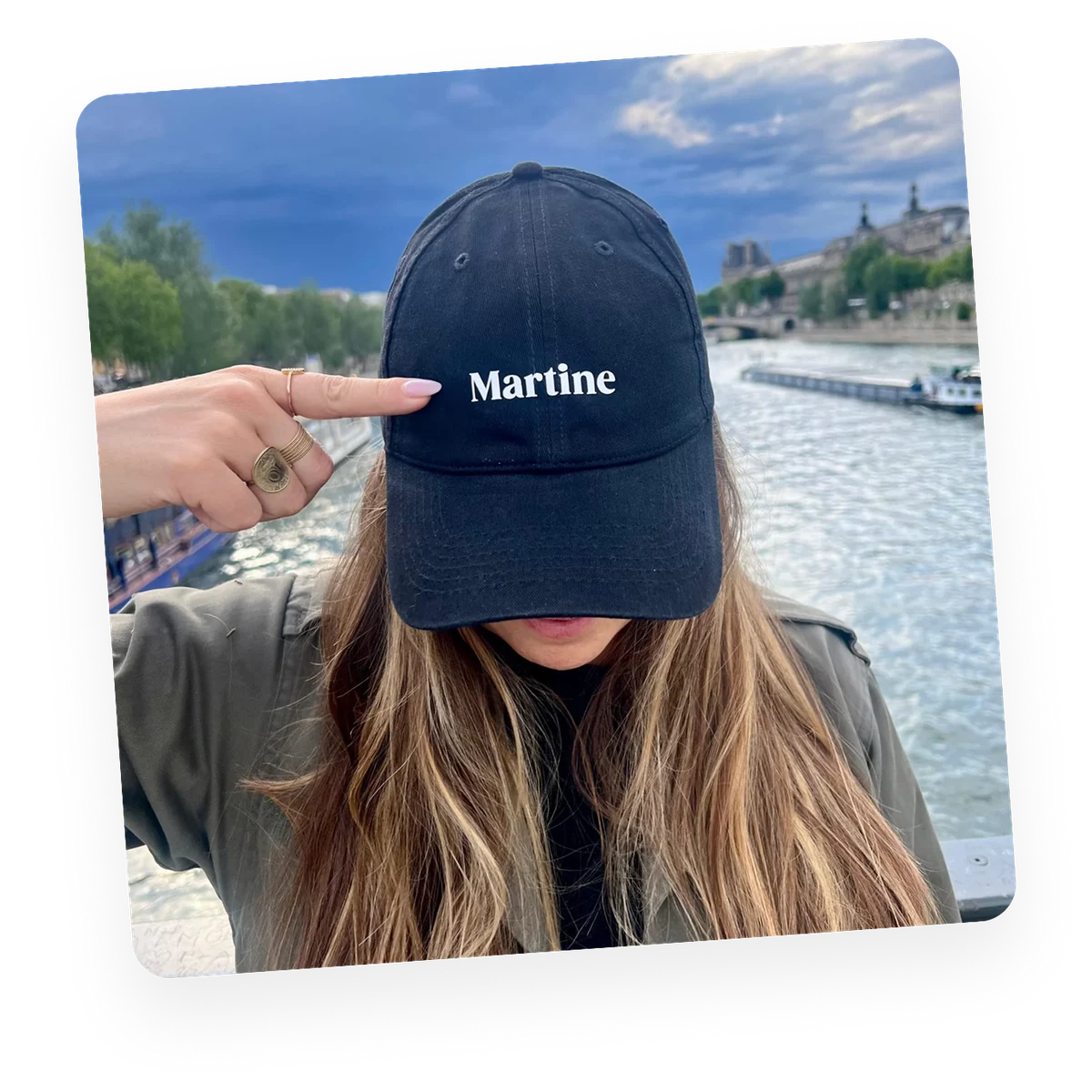 Casquette brodée « Martine », portrait dans les rues de Paris